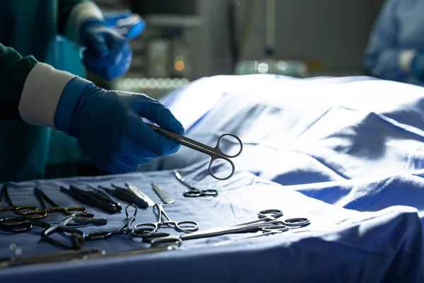 Mãos Tecnologia Cirúrgica Pegando Instrumento Para Cirurgião Sala Operações Com — Fotografia de Stock