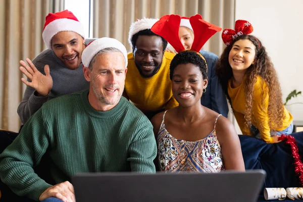 照片中快乐多样的朋友在家里庆祝圣诞节 在笔记本电脑视频通话 圣诞节 庆祝活动 包容和生活方式概念 — 图库照片
