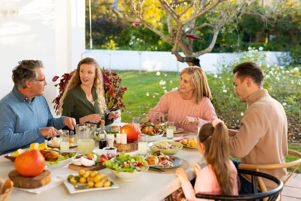 Afbeelding Van Multi Generatie Kaukasische Familie Eten Buiten Diner Familie — Stockfoto