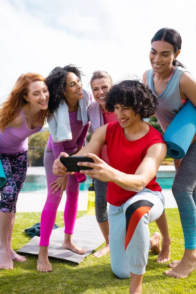 Amici Diversi Utilizzando Smartphone Tenendo Stuoie Yoga Giardino Salute Celebrazione — Foto Stock