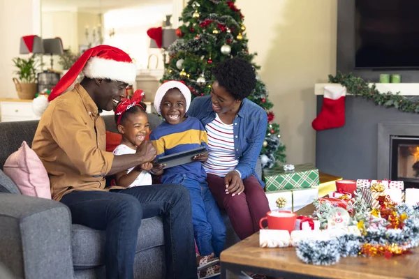 Afrykańska Rodzina Siedzi Kanapie Używa Tabletu Boże Narodzenie Czas Rodzinny — Zdjęcie stockowe