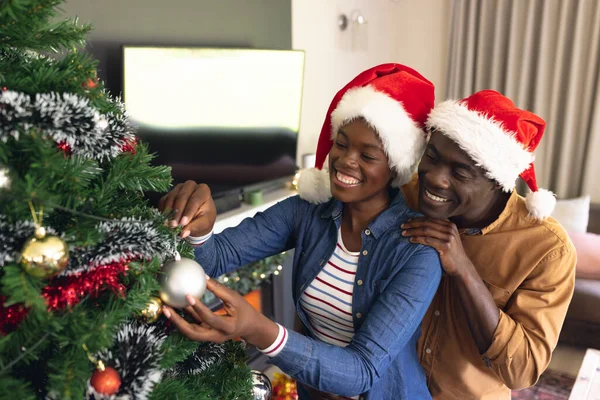 Afro Amerikaans Stel Dat Samen Tijd Doorbrengt Kerstboom Versiert Kerst — Stockfoto