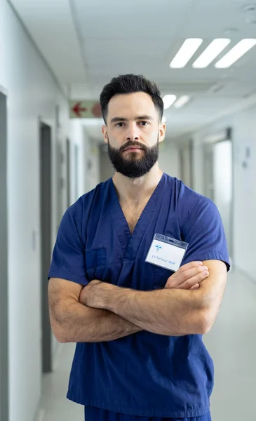 Κάθετη Προσωπογραφία Ενός Σοβαρού Καυκάσιου Εργάτη Υγείας Στο Διάδρομο Του — Φωτογραφία Αρχείου