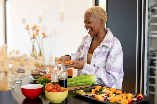 Mutfakta Yemek Pişiren Sebze Doğrayan Mutlu Afrikalı Amerikalı Kadın Evde — Stok fotoğraf