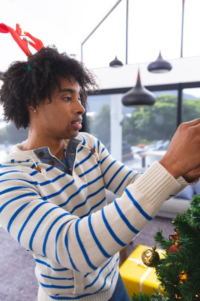 Gelukkig Afrikaans Amerikaanse Man Die Kerstboom Versiert Woonkamer Kwaliteitstijd Doorbrengen — Stockfoto