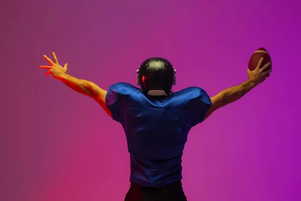 Biały Mężczyzna Amerykański Piłkarz Trzymający Piłkę Neonowym Różowym Oświetleniem Sport — Zdjęcie stockowe
