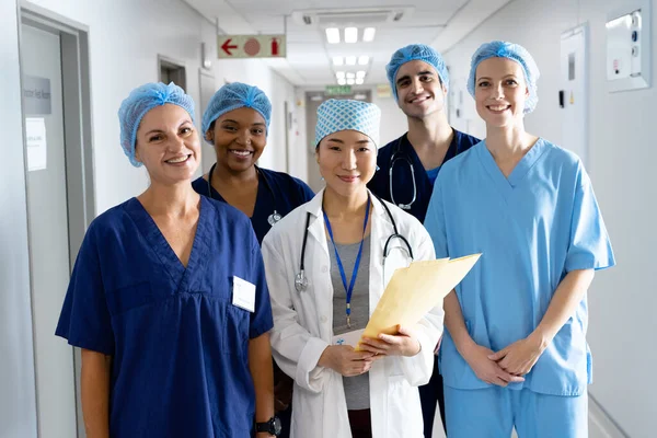 Portrait Diverse Group Healthcare Workers Wearing Surgical Caps Smiling Hospital — Stock Photo, Image