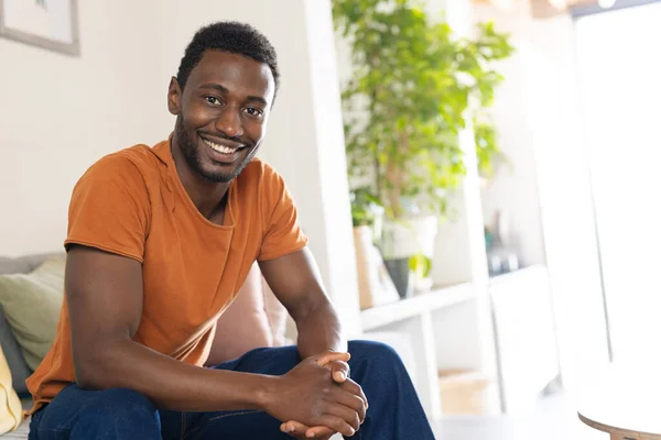 幸せなアフリカ系アメリカ人男性のカメラと笑顔を見ての肖像画 自宅だけで質の高い時間を過ごす — ストック写真
