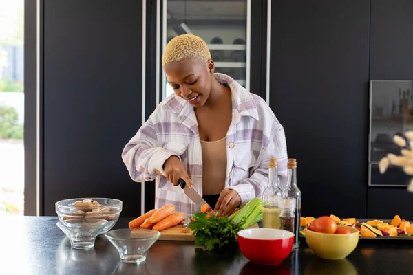 Glad Afrikansk Kvinna Som Lagar Mat Köket Och Skär Grönsaker — Stockfoto