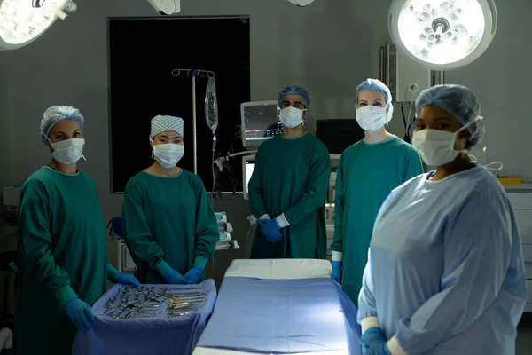 Muhtelif Cerrah Teknisyenler Ameliyata Hazır Ameliyathanede Ameliyat Masasında Bekliyorlar Hastane — Stok fotoğraf