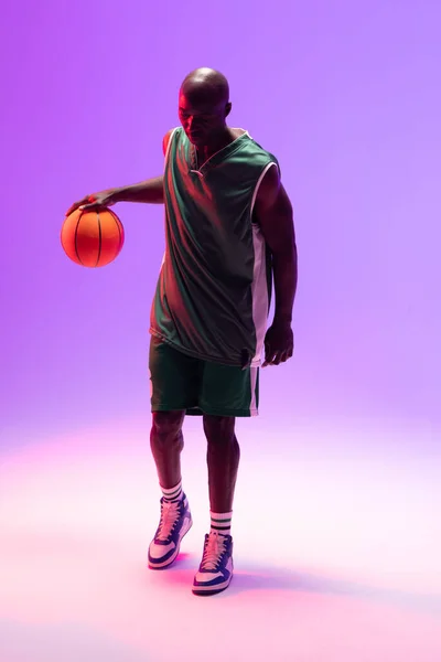 Foto Pemain Basket Afrika Amerika Dengan Bola Basket Latar Belakang — Stok Foto
