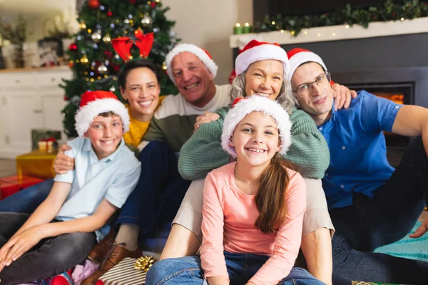 Familia Caucásica Pasando Tiempo Juntos Sentados Lado Del Árbol Navidad — Foto de Stock