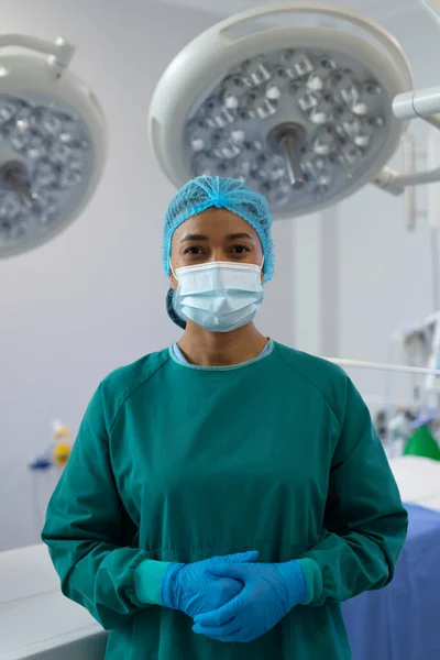 Retrato Vertical Cirurgiã Birracial Máscara Cirúrgica Boné Vestido Sala Operações — Fotografia de Stock