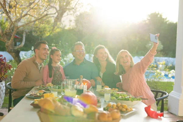 屋外ディナーの後に自撮りした複数世代の白人家族のイメージ 家族と一緒に質の高い時間を過ごすコンセプト — ストック写真