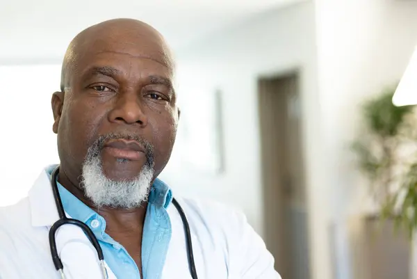Portrét Staršího Afrického Amerického Lékaře Nemocniční Chodbě Kopírovacím Prostorem Nemocniční — Stock fotografie