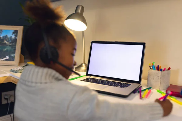 Щаслива Американка Афроамериканець Має Відеодзвінок Використовуючи Ноутбук Копіювальним Простором Якісний — стокове фото