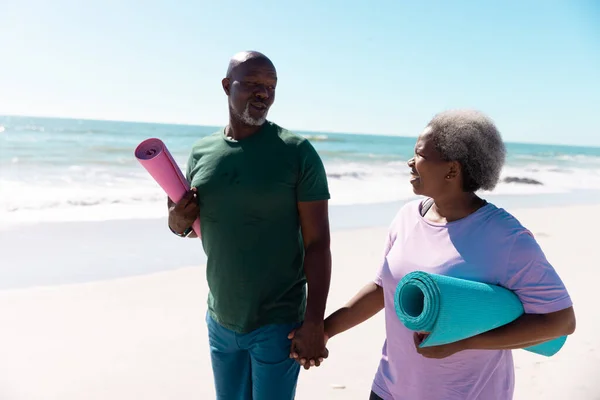 Ein Älteres Afroamerikanisches Paar Hält Händchen Und Spricht Strand Vor — Stockfoto