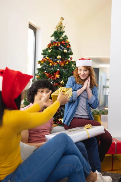 Szczęśliwi Zróżnicowani Przyjaciele Kapeluszami Mikołaja Prezentami Boże Narodzenie Boże Narodzenie — Zdjęcie stockowe