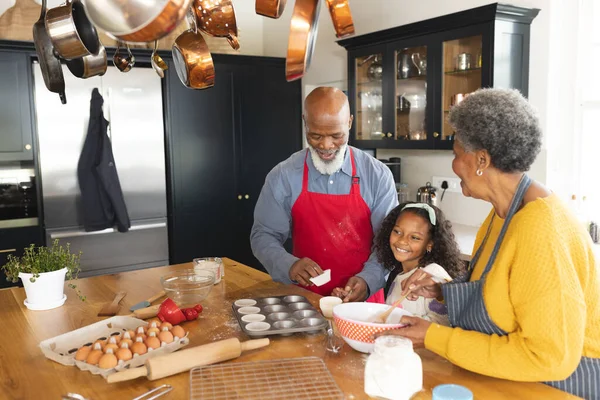 Bild Glücklicher Afrikanisch Amerikanischer Großeltern Und Enkelin Beim Backen Der — Stockfoto