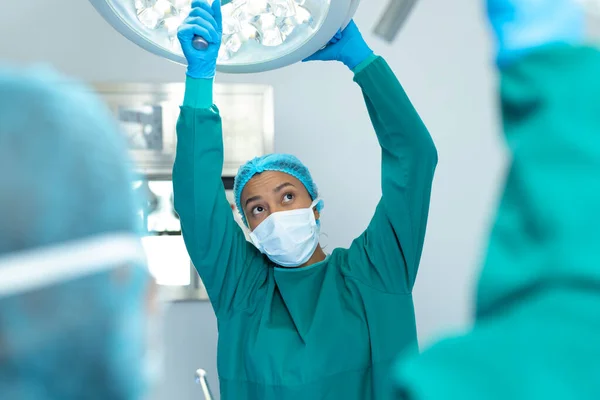Biraciale Vrouwelijke Chirurg Lichten Aan Operatiekamer Voor Operatie Ziekenhuis Medische — Stockfoto