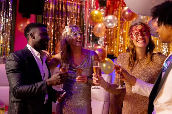 Čtyři Šťastní Různorodí Přátelé Povídají Popíjejí Skleničky Šampaňského Párty Nočním — Stock fotografie