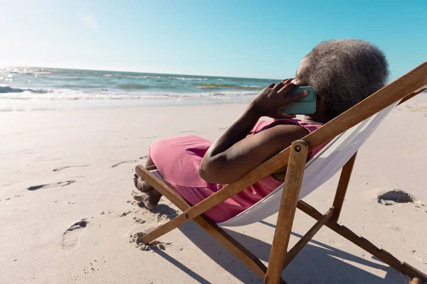 Αφροαμερικανή Ηλικιωμένη Γυναίκα Που Μιλάει Από Κινητό Τηλέφωνο Ενώ Χαλαρώνει — Φωτογραφία Αρχείου