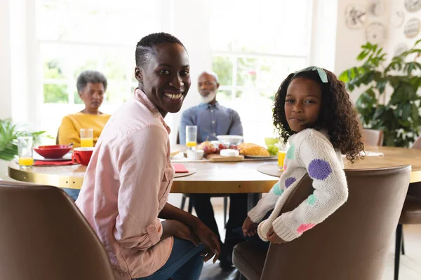 Bild Einer Glücklichen Afrikanisch Amerikanischen Mehrgenerationenfamilie Beim Frühstück Familie Und — Stockfoto