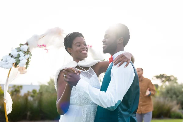 Felice Coppia Afroamericana Che Tiene Mano Durante Matrimonio Giorno Nuziale — Foto Stock