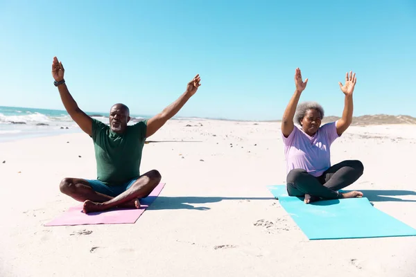 Kollarını Kaldırıp Meditasyon Yapan Gökyüzünün Altındaki Plajlarda Oturan Afrikalı Amerikalı — Stok fotoğraf
