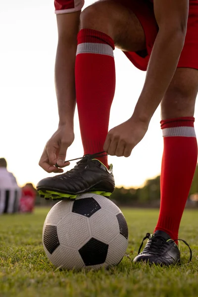 Nízká Část Bělošského Sportovce Červených Ponožkách Nohou Fotbalovém Míči Vázající — Stock fotografie