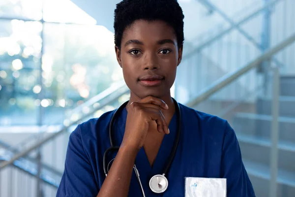 Egy Figyelmes Afro Amerikai Női Orvos Portréja Kórházi Folyosón Kórházi — Stock Fotó