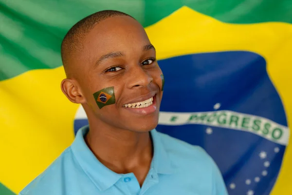 Retrato Adolescente Afro Americano Feliz Com Bandeira Brasil Passar Tempo — Fotografia de Stock
