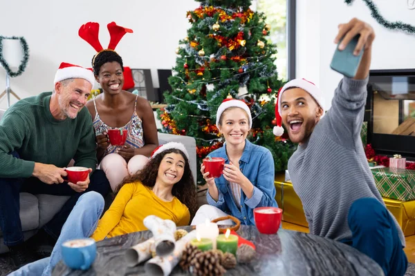 Immagine Felici Amici Diversi Che Celebrano Natale Casa Prendendo Selfie — Foto Stock