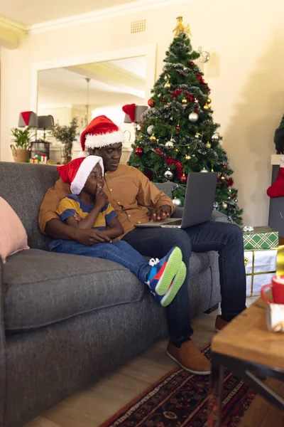 Afro Amerikaanse Vader Zoon Zitten Bank Gebruiken Laptop Kerstmis Familietijd — Stockfoto