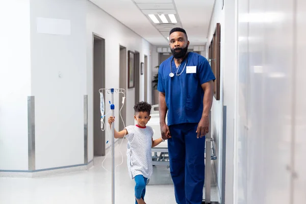 Afrikansk Amerikansk Manlig Läkare Håller Hand Pojke Patient Med Dropp — Stockfoto