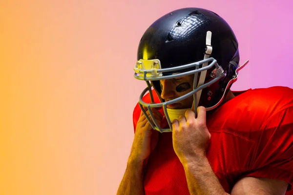 Blanke Mannelijke Amerikaanse Voetballer Met Helm Met Neon Gele Paarse — Stockfoto