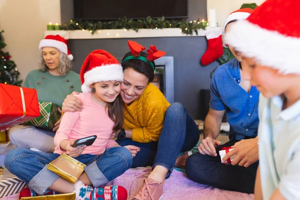 Família Caucasiana Feliz Passar Tempo Juntos Desempacotando Presentes Natal Natal — Fotografia de Stock