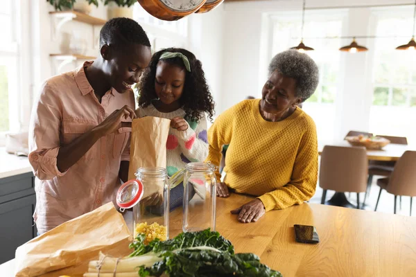 Mutfakta Bavulları Boşaltan Afrikalı Amerikalı Büyükanne Anne Kız Resmi Aile — Stok fotoğraf