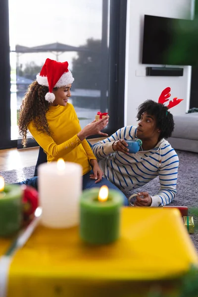 아프리카 미국인 거실에 앉아서 포장하는 크리스마스에 시간보내기 — 스톡 사진