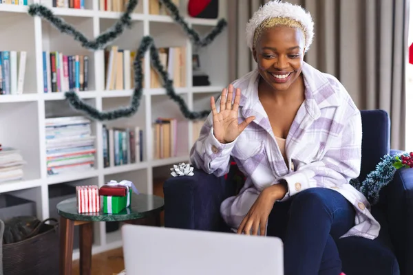 Gelukkig Afrikaans Amerikaanse Vrouw Draagt Kerstman Hoed Laptop Gebruiken Voor — Stockfoto