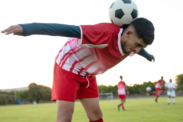 Sırtında Futbol Topuyla Beyaz Tenli Genç Bir Erkek Oyuncu Açık — Stok fotoğraf