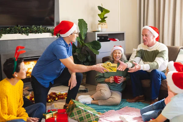 Heureux Famille Caucasienne Passer Temps Ensemble Déballer Des Cadeaux Noël — Photo