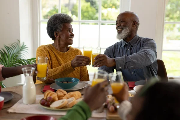 Immagine Felice Coppia Anziani Afroamericani Brindare Con Succo Frutta Famiglia — Foto Stock