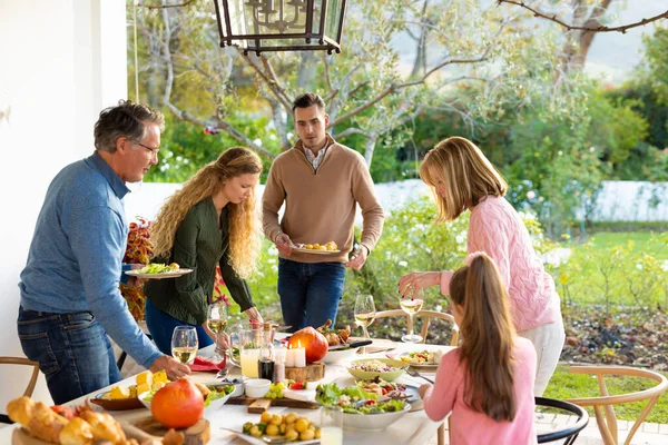 多代高加索家庭准备户外晚餐的图像 家庭与共同度过美好时光的概念 — 图库照片