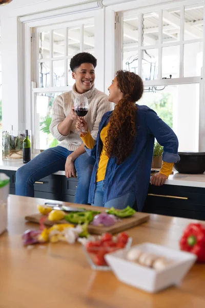 Glückliches Paar Das Der Küche Essen Zubereitet Und Rotwein Trinkt — Stockfoto
