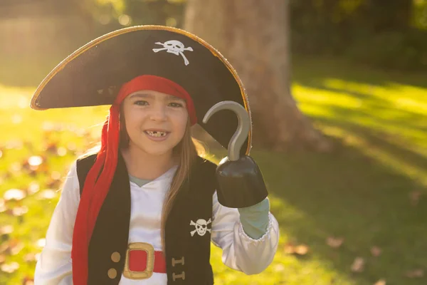 Image Fille Caucasienne Heureuse Costume Pirate Dans Jardin Automne Halloween — Photo