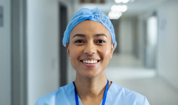 Portret Uśmiechniętej Dwurasowej Pracowniczki Opieki Zdrowotnej Korytarzu Szpitalnym Przestrzeń Ksero — Zdjęcie stockowe