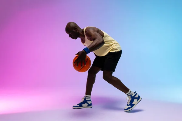 Obrázek Afrického Amerického Basketbalisty Basketbalem Neonově Fialovém Modrém Pozadí Sportovní — Stock fotografie