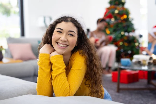 Retrato Mujer Birracial Feliz Celebrando Navidad Casa Con Amigos Navidad —  Fotos de Stock
