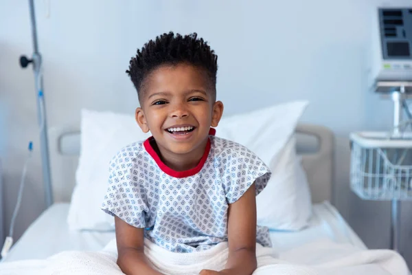 Glad Afrikansk Amerikansk Pojke Patient Sitter Upp Sjukhussängen Ler Med — Stockfoto